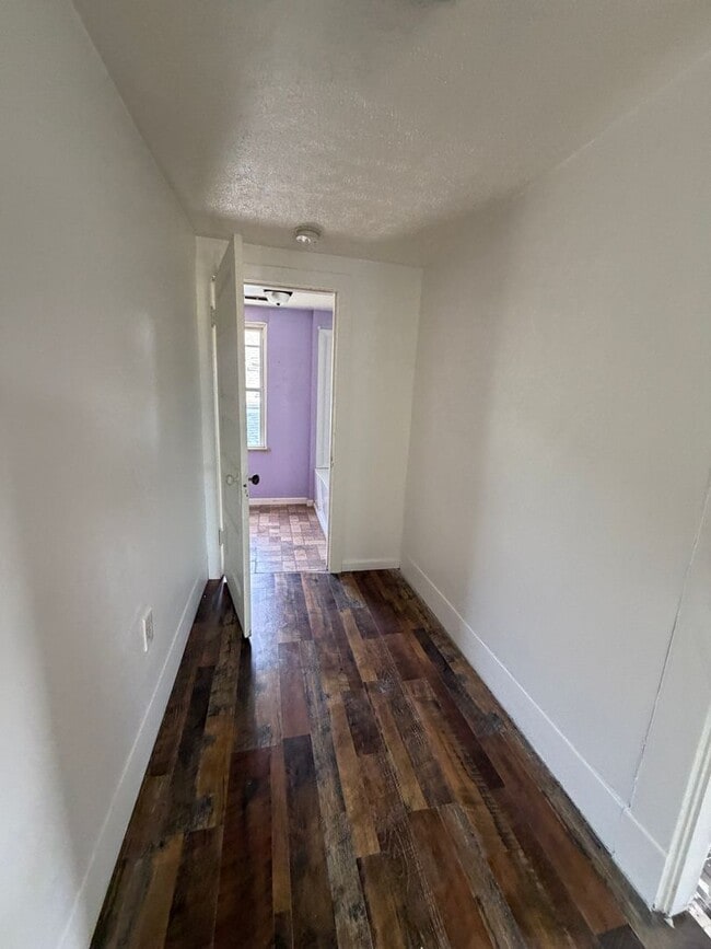 Building Photo - 4 bedroom with fenced-in yard in Washington