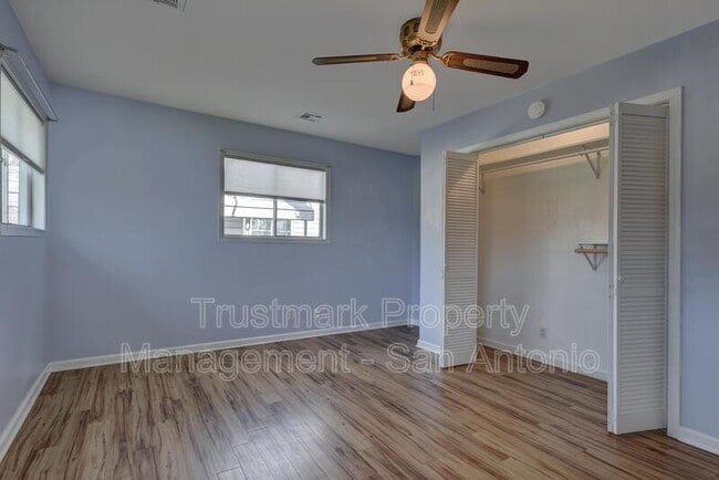 Building Photo - 120 Travis St