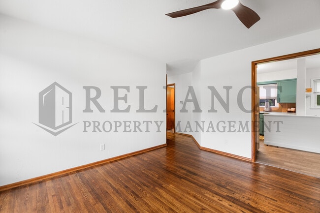 Building Photo - 211 E Meadowlark Rd