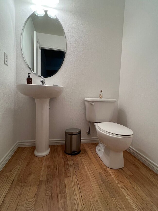 Building Photo - BEAUTIFUL 3 Bed 3.5 Bath Townhome in Dakota Ridge Village in North Boulder