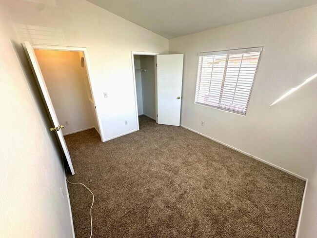 Building Photo - 550 Sparrow Gull Ct