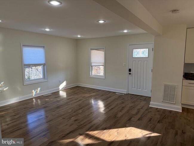 Primary Photo - 9300 Sanger St