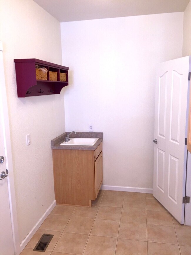 Building Photo - Stunning 4 Bedroom Home In Cross Creek area of Aurora