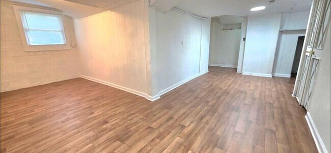 Building Photo - Beautifully Renovated 4BD/1BA Home w/ Finished Basement in Hickory!