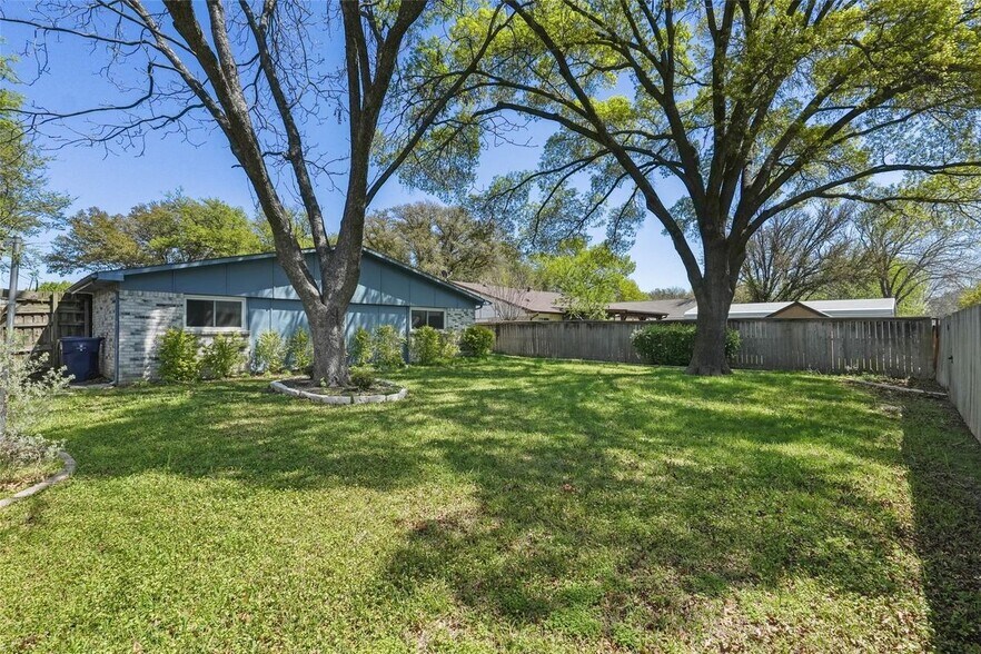 Building Photo - 1637 Dell Oak Dr