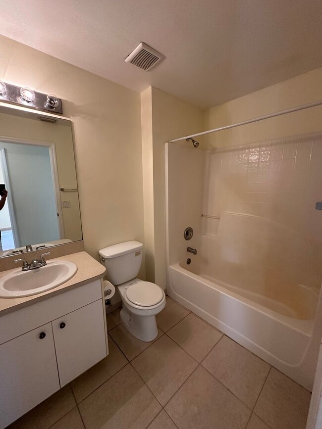 Building Photo - Vero Lake Estates