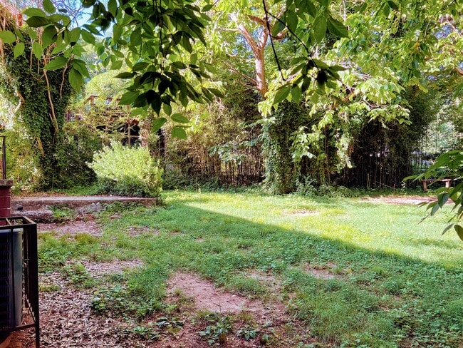 Building Photo - 2884 Meadowview Dr SE