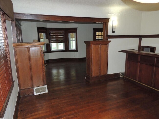 Building Photo - 506 Hawthorn Ave