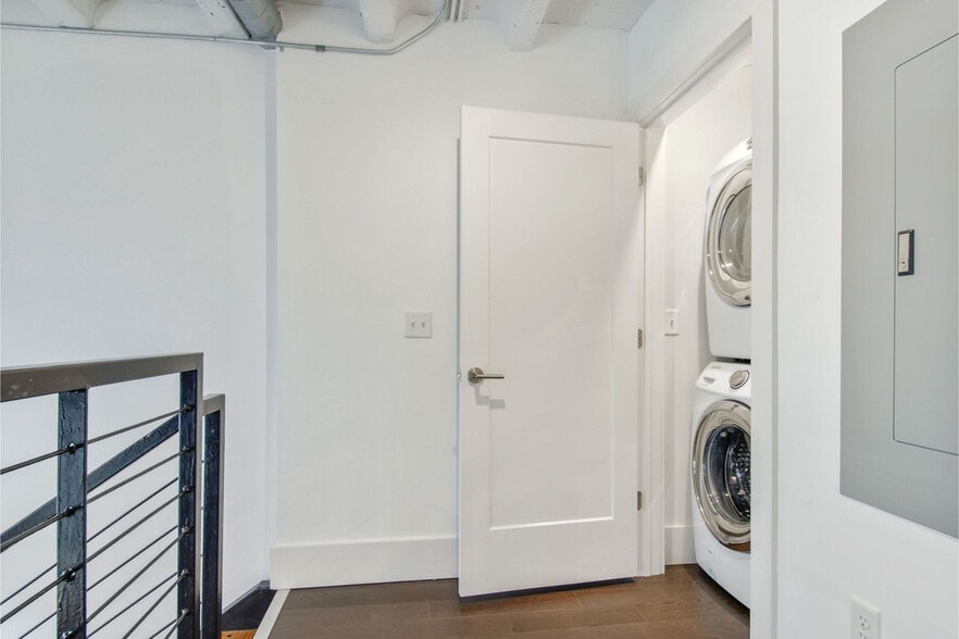 Building Photo - 822 Howard Ave