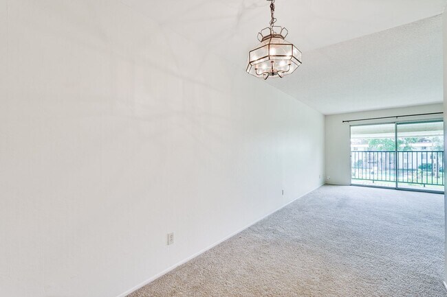 Building Photo - Top Floor Unit - Balcony - Elevator Access - Community Pool & Tennis Court