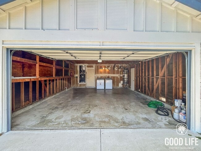 Building Photo - Beautiful 3BD/2BA w/ A/C, In-Unit Laundry, and 2-Car Attached Garage in San Carlos!