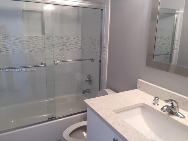 Building Photo - 10740 N Kendall Dr