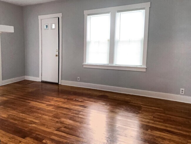 Building Photo - Garage Galore: 2 Bed, 1 Bath Comedy Central!