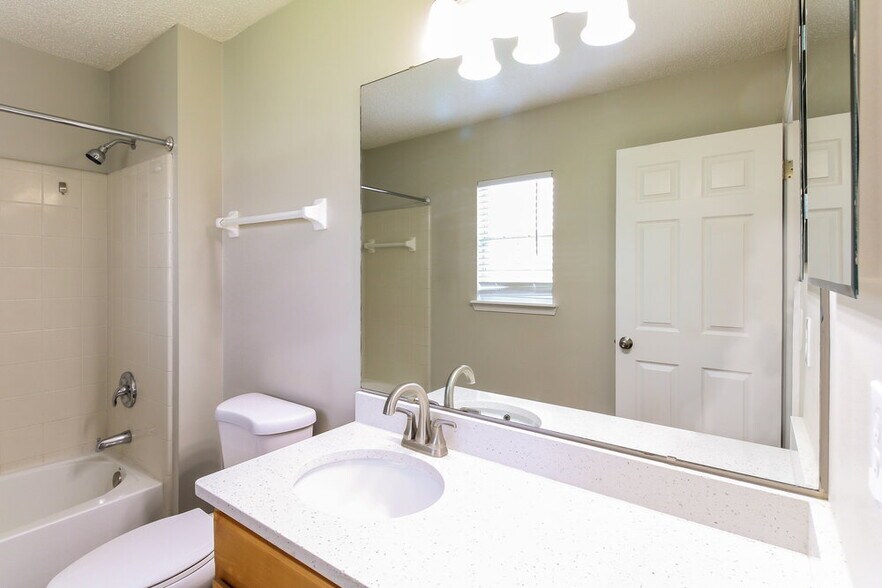 Building Photo - 717 S Lake Cunningham Ave