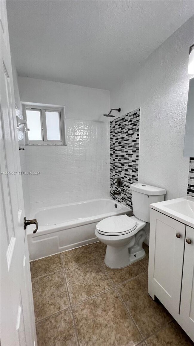 Building Photo - 984 W 40th St