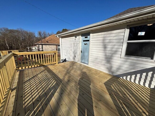 Building Photo - 603 Apple St