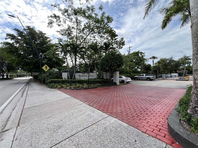 Building Photo - 6886 N Kendall Dr