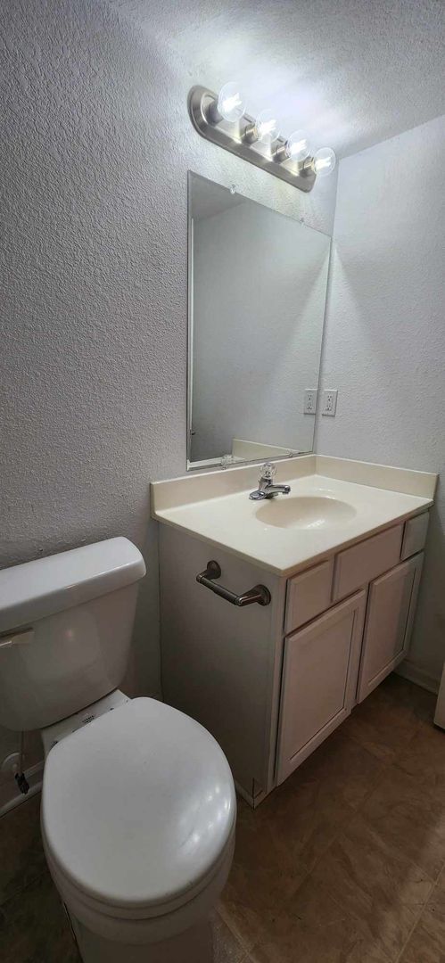 Building Photo - Spacious Town home for rent!