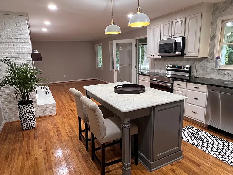 Kitchen - 5005 N Hills Dr