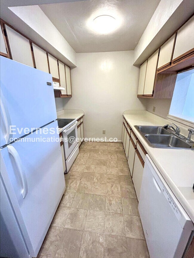 Building Photo - 2-Bedroom Townhome with Washer / Pet-frien...