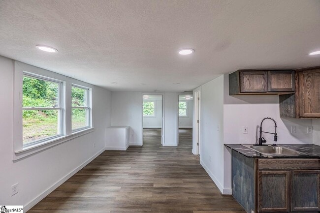 Building Photo - 611 Hunters Ct