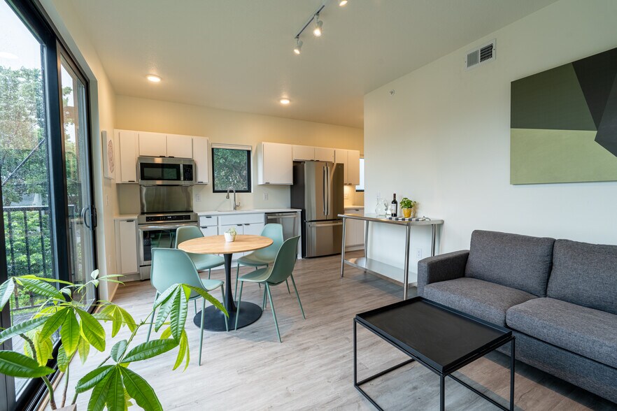 Building Photo - 2718 Grand Ave S