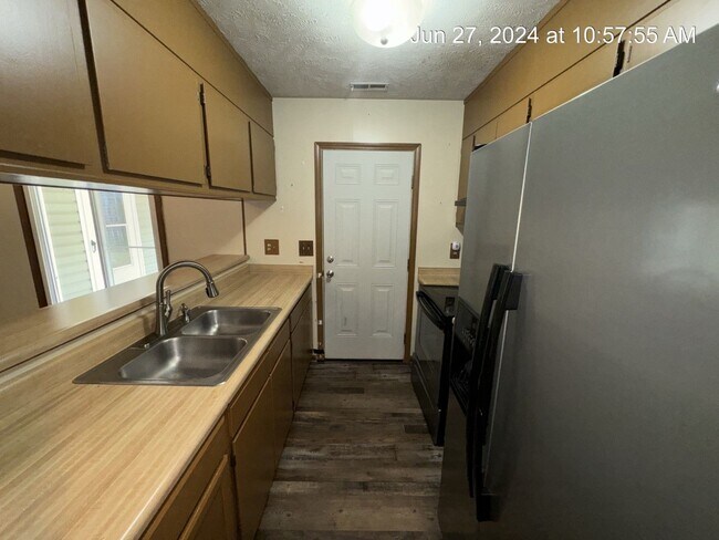 Building Photo - 501 Hollyberry Ln