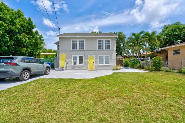 Building Photo - 227 SW 30th Ave