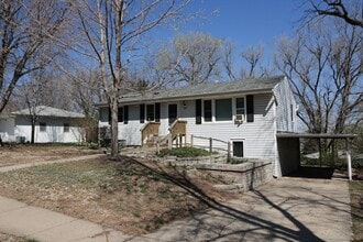 Building Photo - Amazing 4 bedroom 2 bathroom house located in quiet Manhattan neighborhood