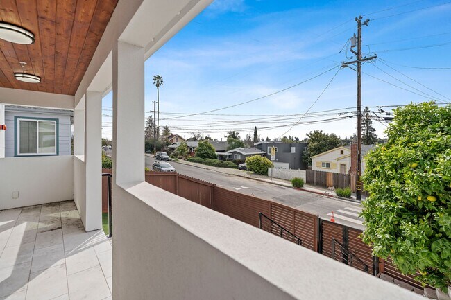 Building Photo - Stunning 4/3 in the Oakland Hills