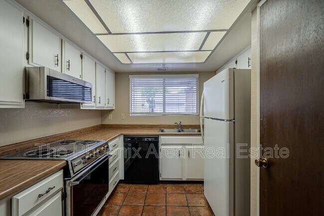 Building Photo - 2256 W Lindner Ave