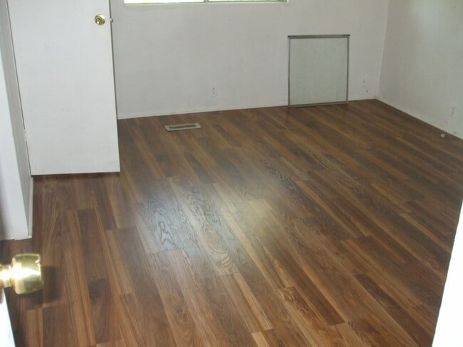 Building Photo - $500 rent credit for approved tenant. 3 bed 2 bath manufactured with new flooring