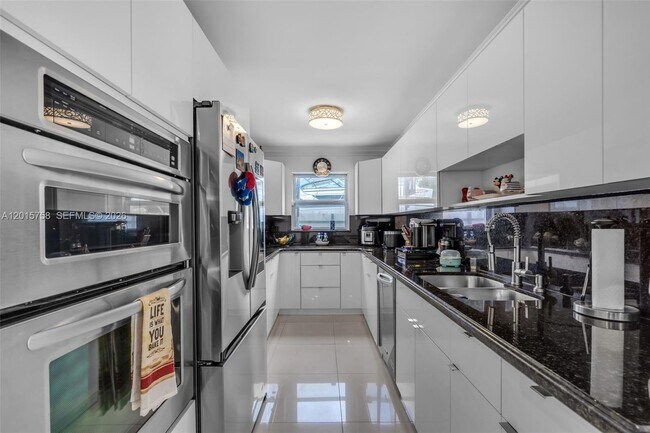 Building Photo - 46 NE 164th St