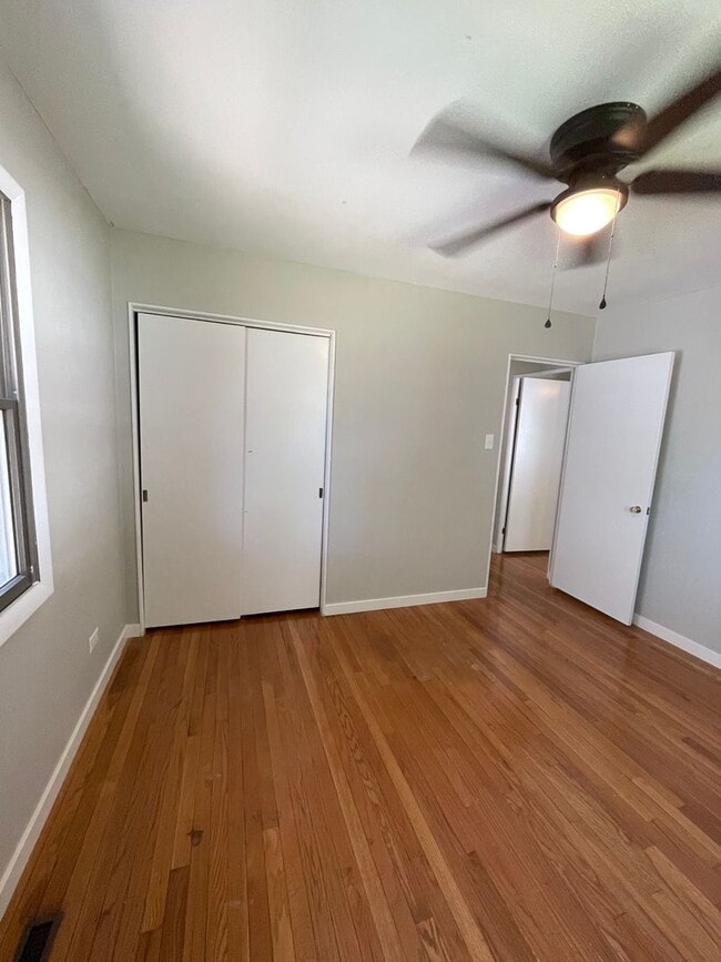 Building Photo - 3 Bedroom House Close to Columbian Park!