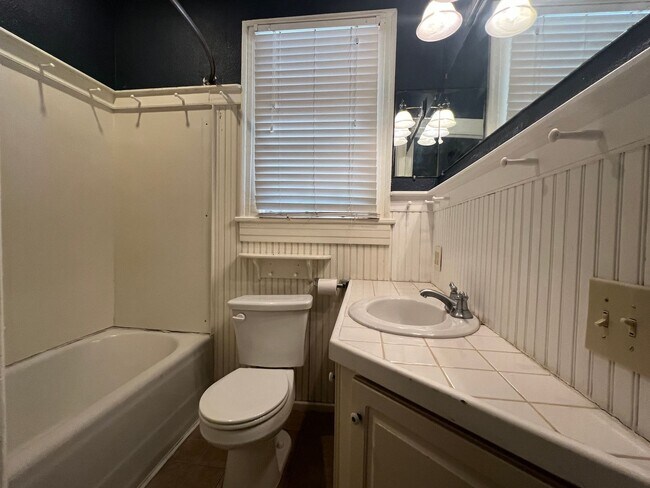 Building Photo - Great Home close to Downtown