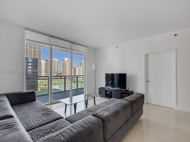 Building Photo - 950 Brickell Bay Dr