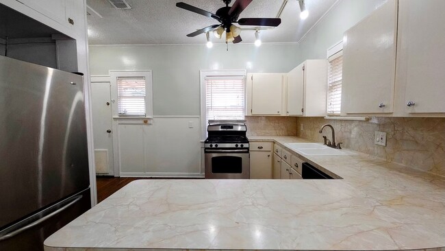 Building Photo - 2039 W Main St