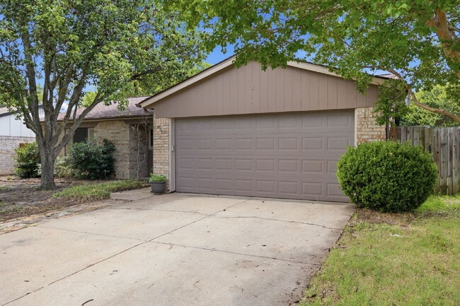 Building Photo - Charming 3 Bedroom Home near Schools and Rec Center