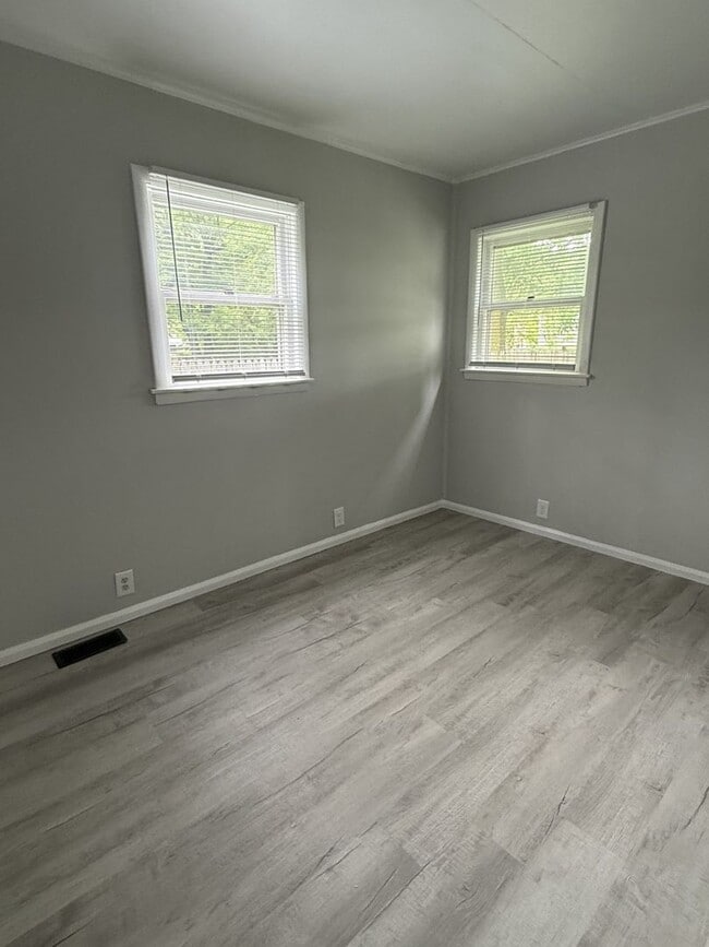 Building Photo - CUTE! Renovated 2 Bedroom, 1 Bath Home