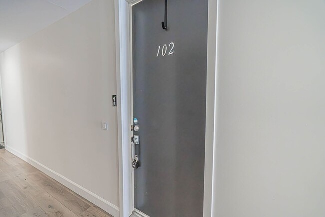 Building Photo - Beautiful 1-Bedroom Condo with an Office Space in Sherman Oaks!