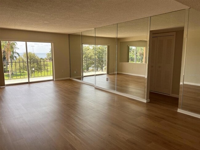 Building Photo - 1120 N Shore Dr NE