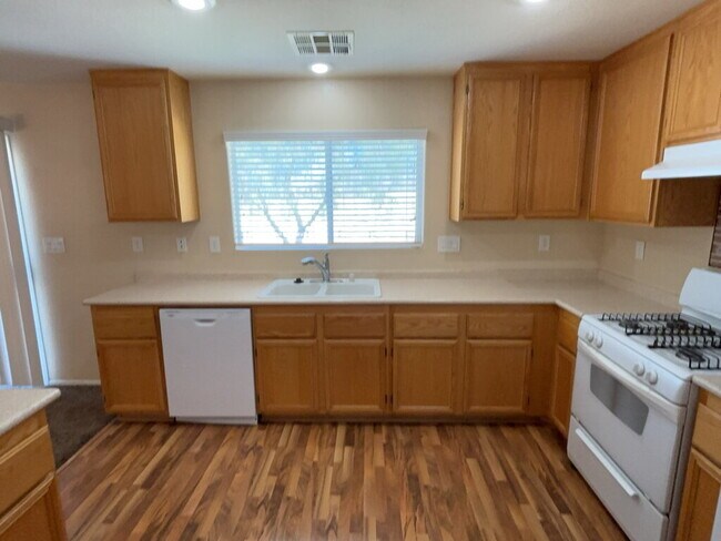Building Photo - Don't miss out on the amazing views this h...
