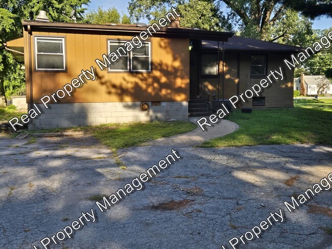 Building Photo - Three Bedroom Ranch