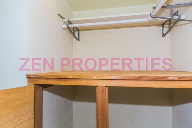 Building Photo - 250 ?Ohua Ave