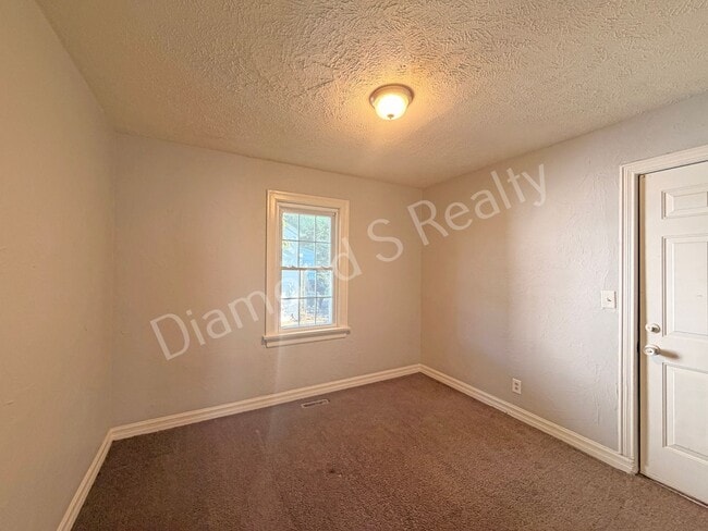 Building Photo - Cute 2 Bedroom Home close to Bass Pro, WOW Museum, restaurants, & Shopping!