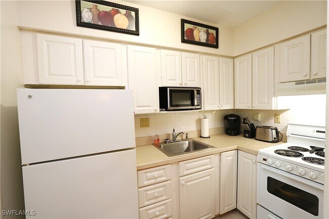 Building Photo - 235 Seaview Ct