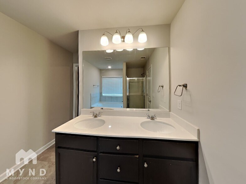 Building Photo - 5097 Lower Elm St