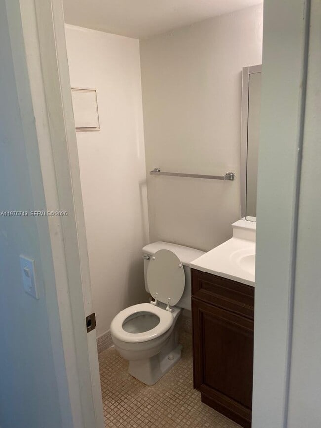 Building Photo - 398 Fanshaw J