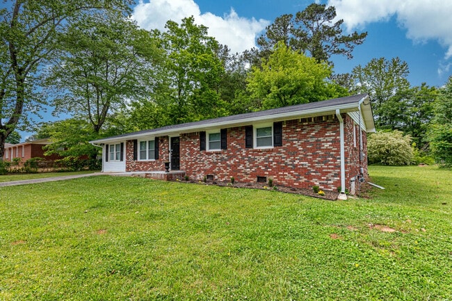 Building Photo - 941 Pine Manor