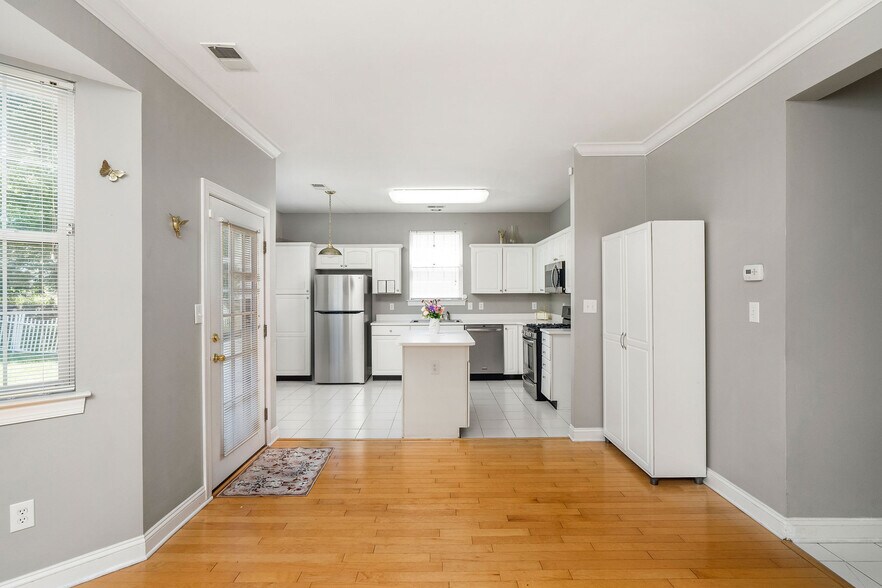 Building Photo - 412 Denow Rd